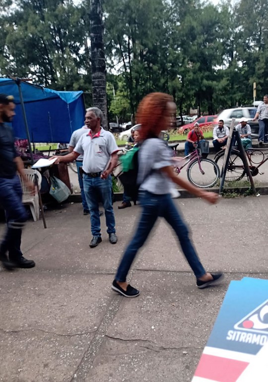 SITRAMONTI-MG entrega jornais na USIMINAS SIDERÚRGICA