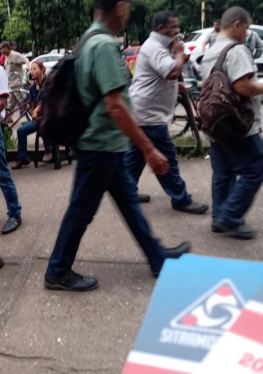 SITRAMONTI-MG entrega jornais na USIMINAS SIDERÚRGICA
