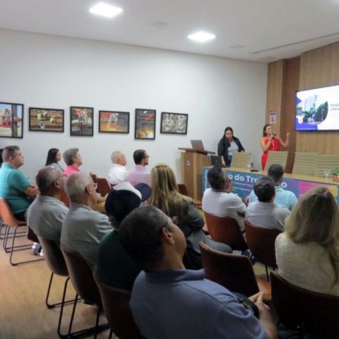 A Força que Transforma: o Impacto Feminino na Indústria A Força que Transforma: o Impacto Feminino na Indústria